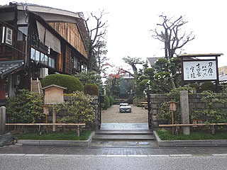 寺田屋の旧跡地（京都市伏見区南浜町262番地）と旅籠（左）