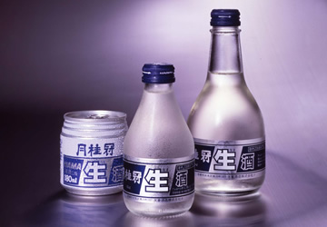 1984(昭和59)年、超精密ろ過技術の応用により日本酒で初めて常温流通が可能な「生酒」を発売(1980年代の生酒商品群)