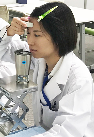写真 皮膚温(額と指先)を計測している様子