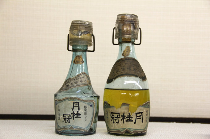 「大倉式猪口付瓶」（左288ｍLビン、右390mLビン）