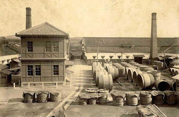 月桂冠北蔵（大正期）、左側の洋館が大倉酒造研究所