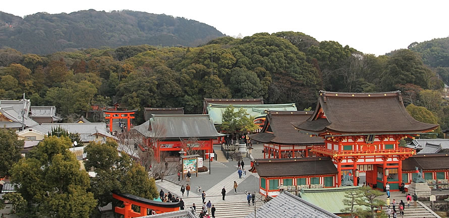 稲荷山(左後方)と伏見稲荷大社本殿