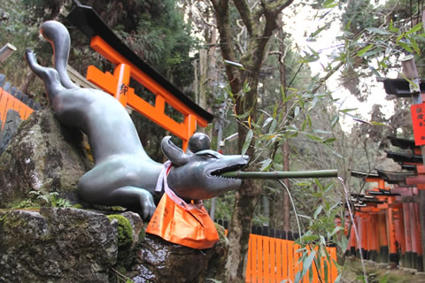 The foxes guarding the Ganriki Shrine