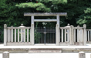 室町期の後崇光太上（ごすこうだいじょう）天皇の御陵墓「伏見松林院陵」