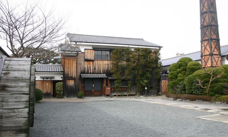 酒蔵に隣接して配された会所場の建物（中央）