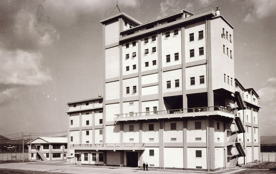 竣工当時の大手一号蔵(1961年)