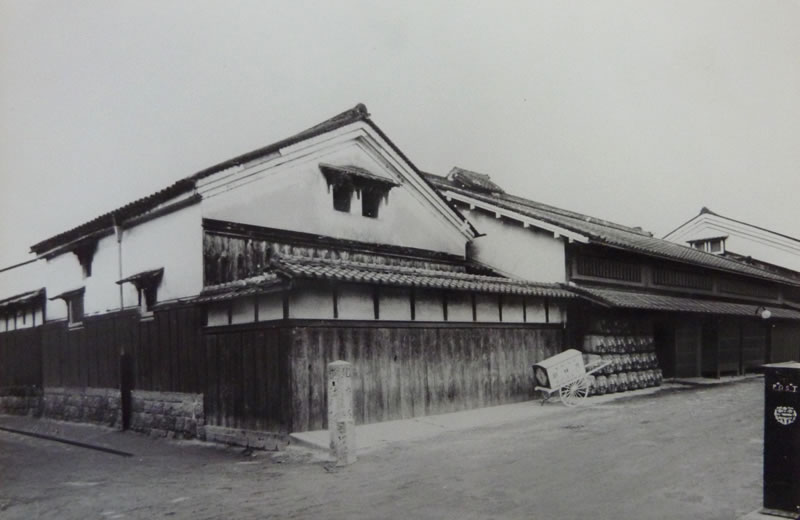 1828年（文政11年）建造、8代目・大倉治右衛門の時代に建てられた居宅兼店舗および酒蔵。
