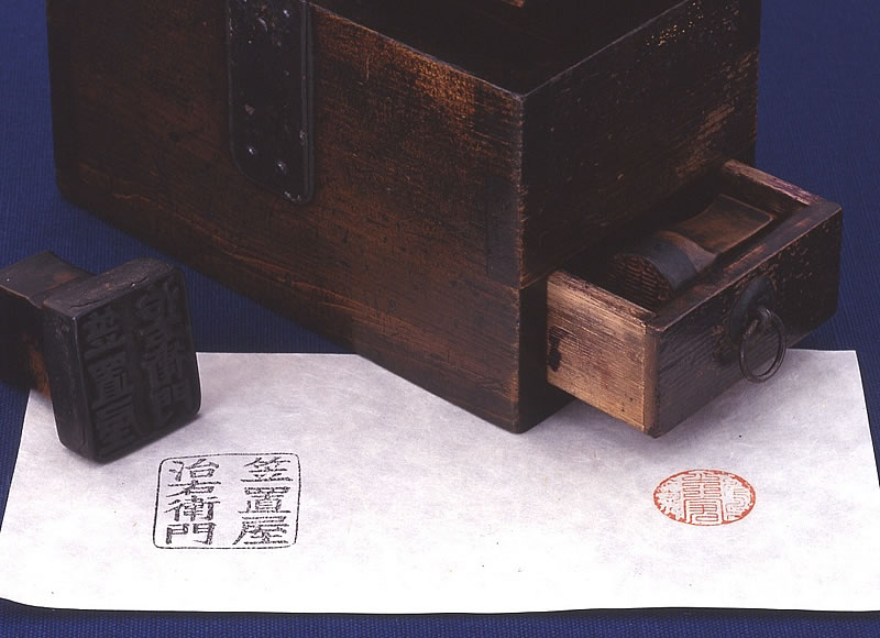 「笠置屋治右衛門」の文字が見られる木製の印章