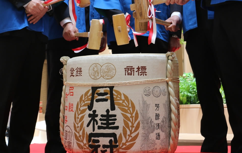 鏡開きのいわれは 樽酒の注文 鏡開きの準備はどのようにすればよいですか 知る 学ぶ お酒の博物誌 月桂冠 ホームページ