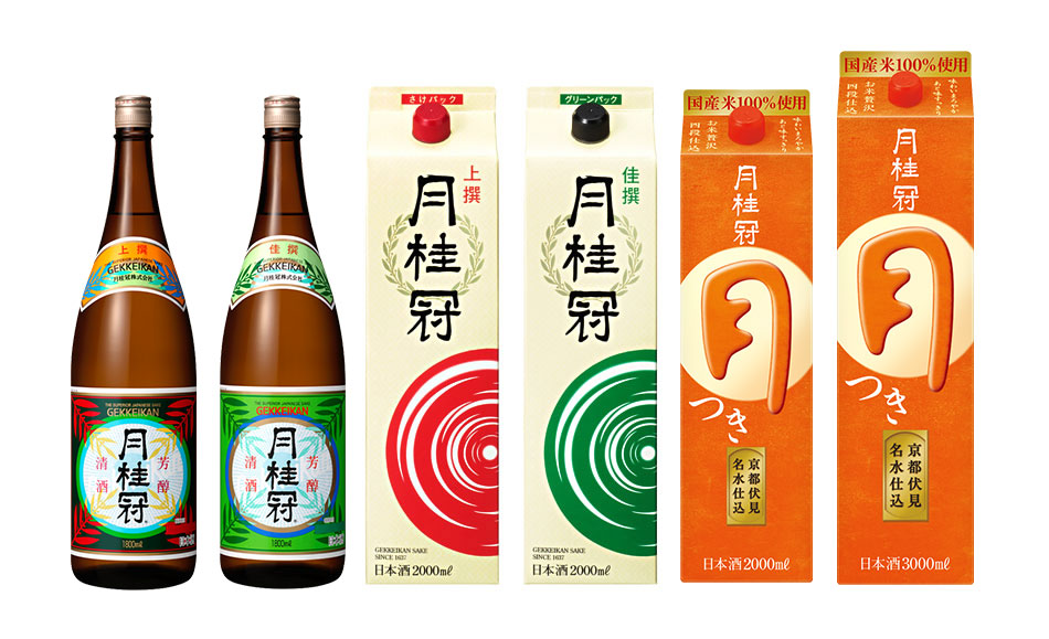 左から、月桂冠・上撰、(1.8リットルびん詰)、上撰酒パック、佳撰グリーンパック(各2リットル詰)、つき(2リットル詰、3リットル詰)